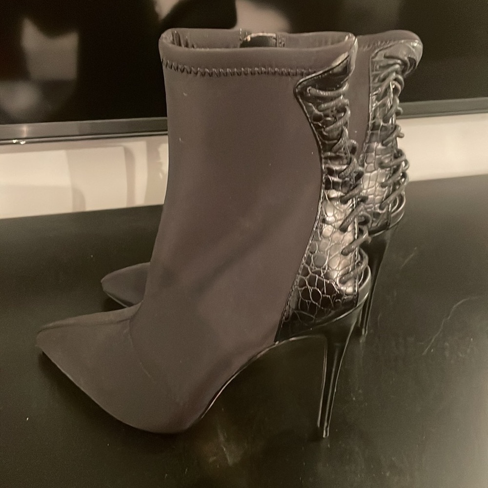 Black Heeled Boots with Stiletto Heel and Lace-Up Detail